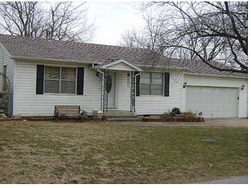 Property Photo: 106 SW 3rd Avenue AR 72736