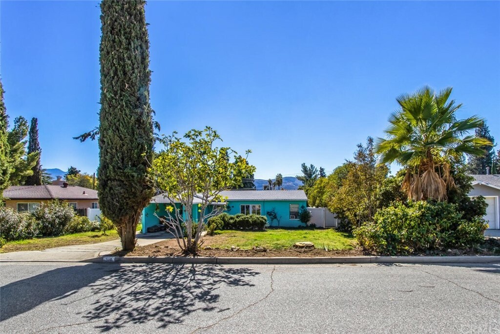 Property Photo:  310 Santa Rita Place  CA 92220 