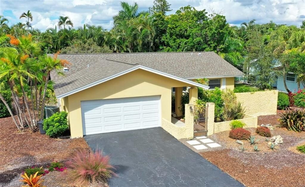 Property Photo: 157 Briarcliff Ln FL 34113