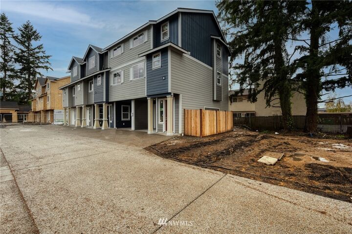 Property Photo:  334 9th Avenue SE C-11  WA 98372 