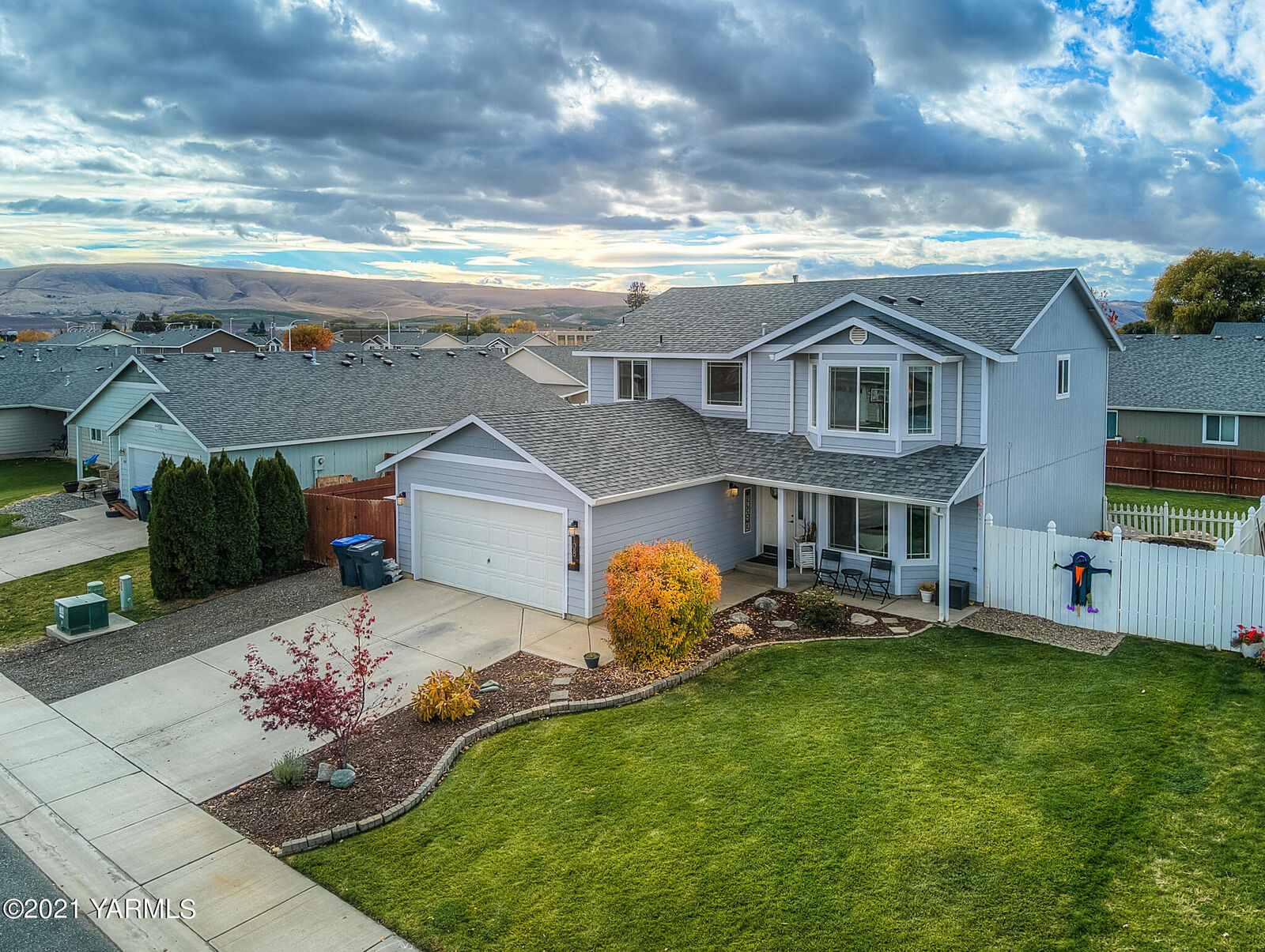 Property Photo:  108 N Galena St  WA 98936 