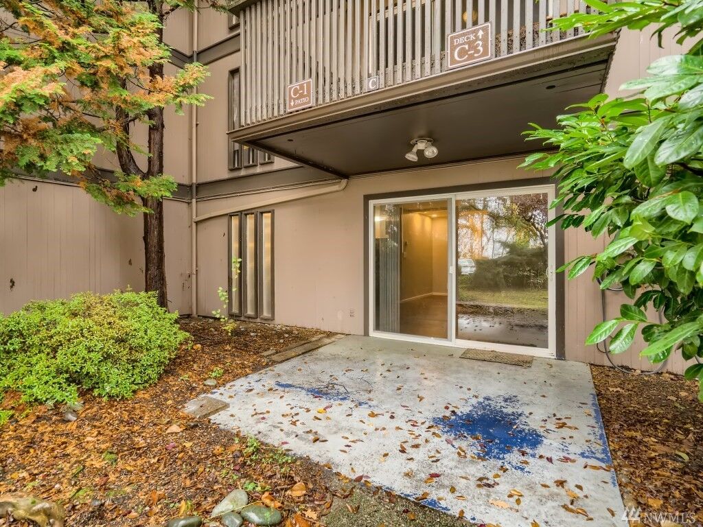Property Photo: 1425 S Puget Dr C1 WA 98055