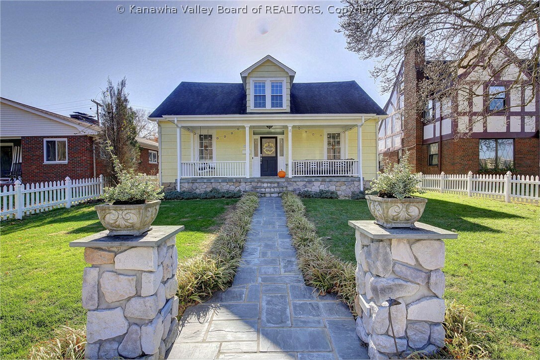 Property Photo: 3011 Kanawha Avenue WV 25304