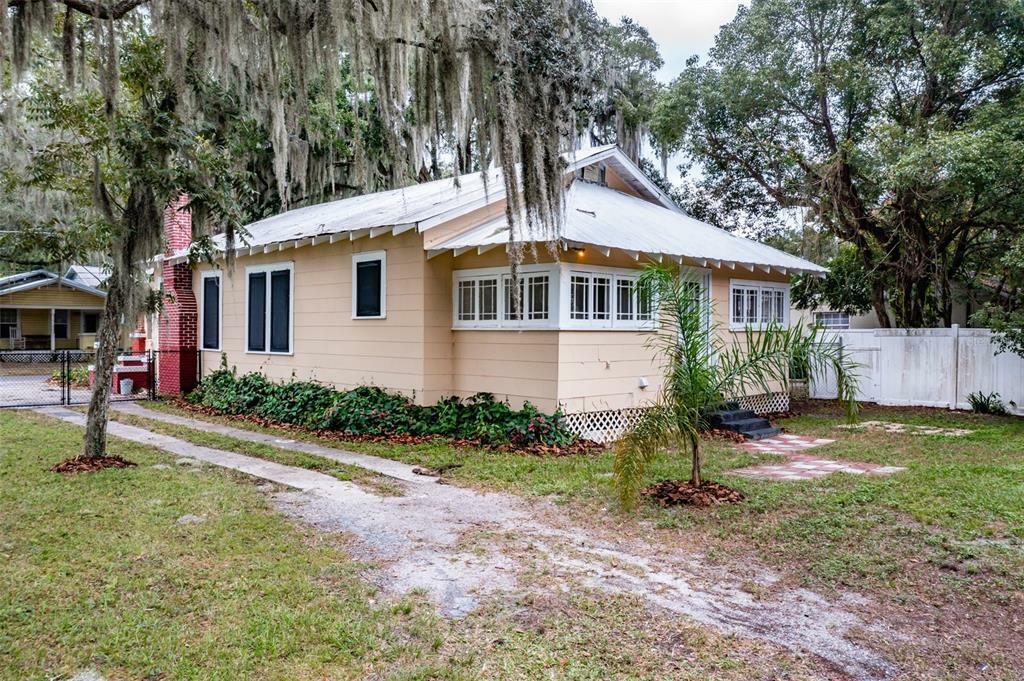 Property Photo:  104 N Davis Street  FL 33563 