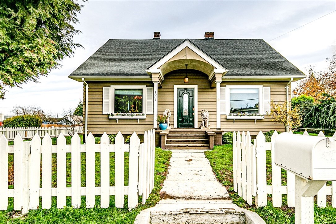 Property Photo:  1001 S Laurel Street  WA 98362 