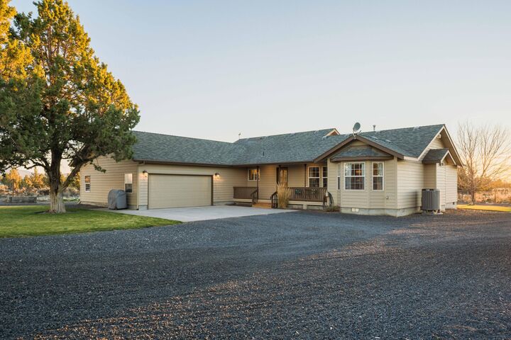 885 SW Bent Loop  Powell Butte OR 97753 photo