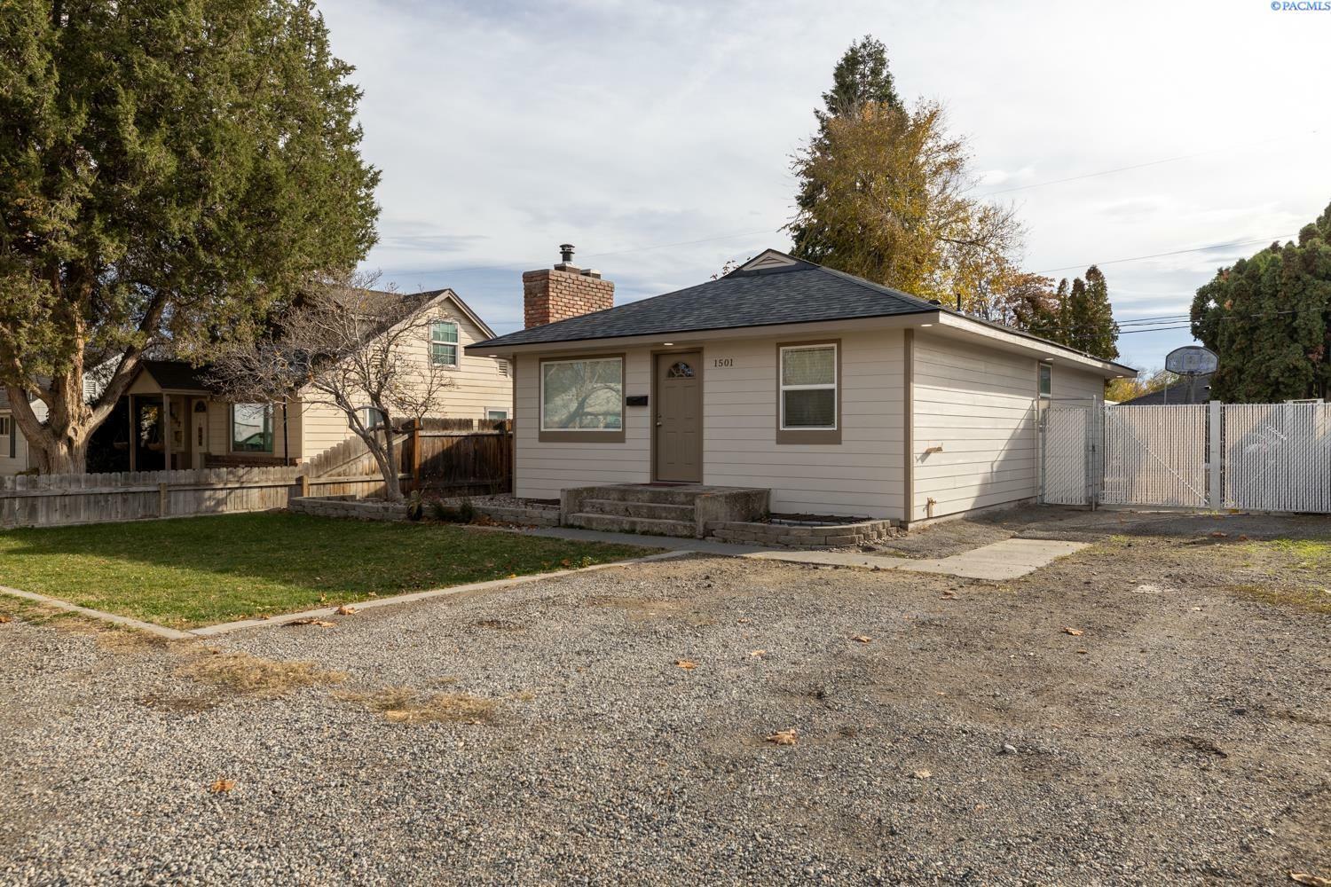 Property Photo:  1501 W 5th Pl  WA 99336 