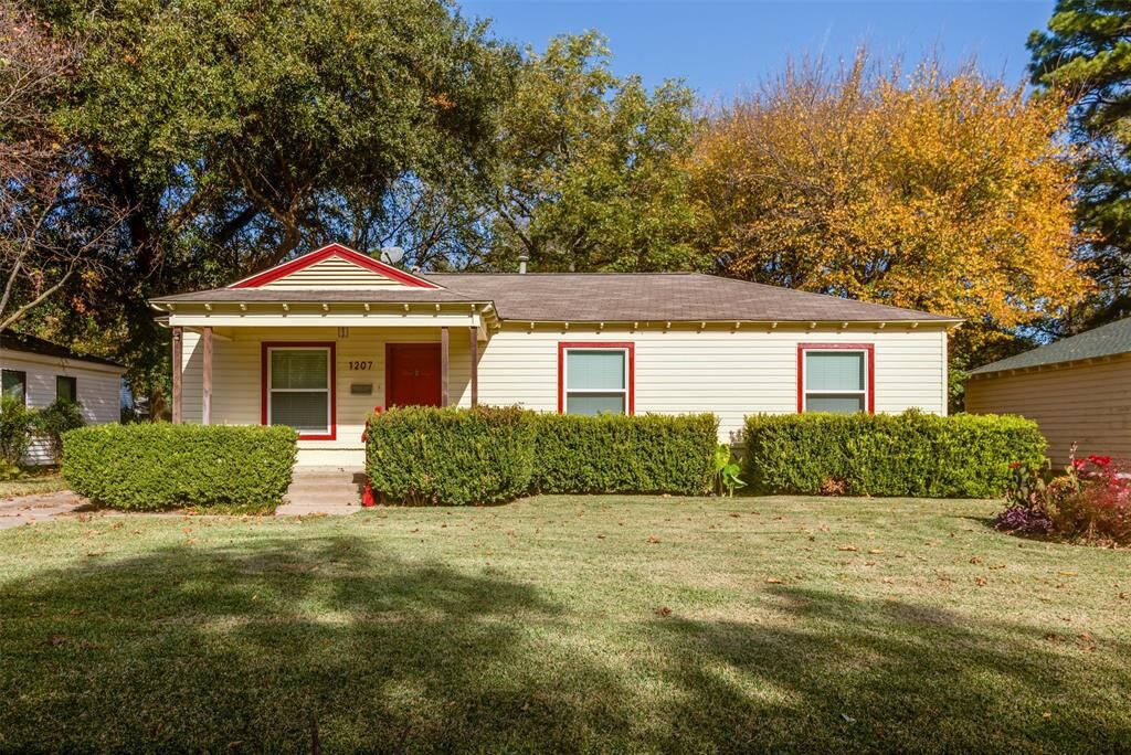 Property Photo:  1207 Mockingbird Lane  TX 76013 
