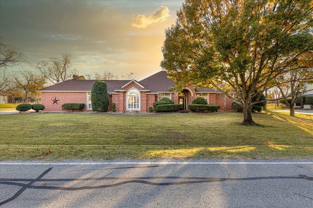 Property Photo: 5717 Tee Box Court TX 76049