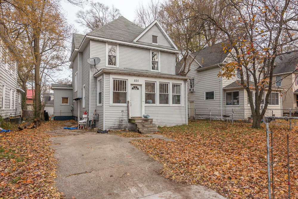 Property Photo:  825 Clinton Avenue  MI 49001 