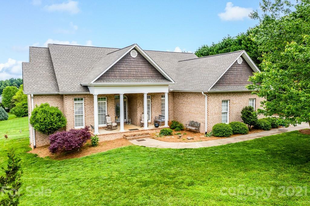 Property Photo:  2616 Nicklaus Court  NC 28613 