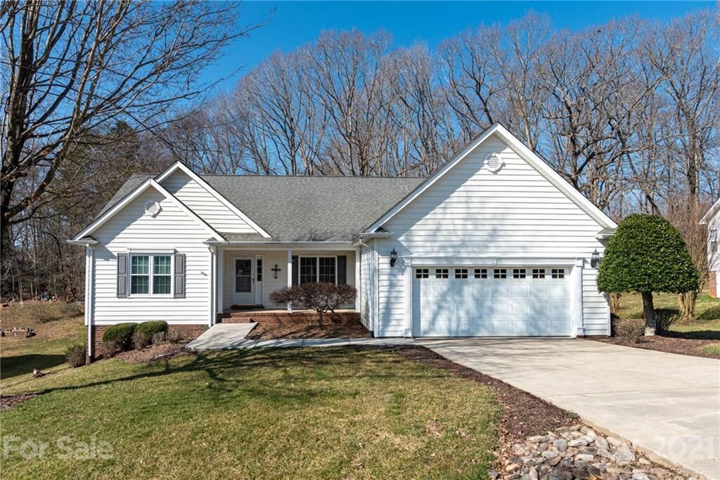 Property Photo: 1828 Pipers Ridge Circle NW NC 28613