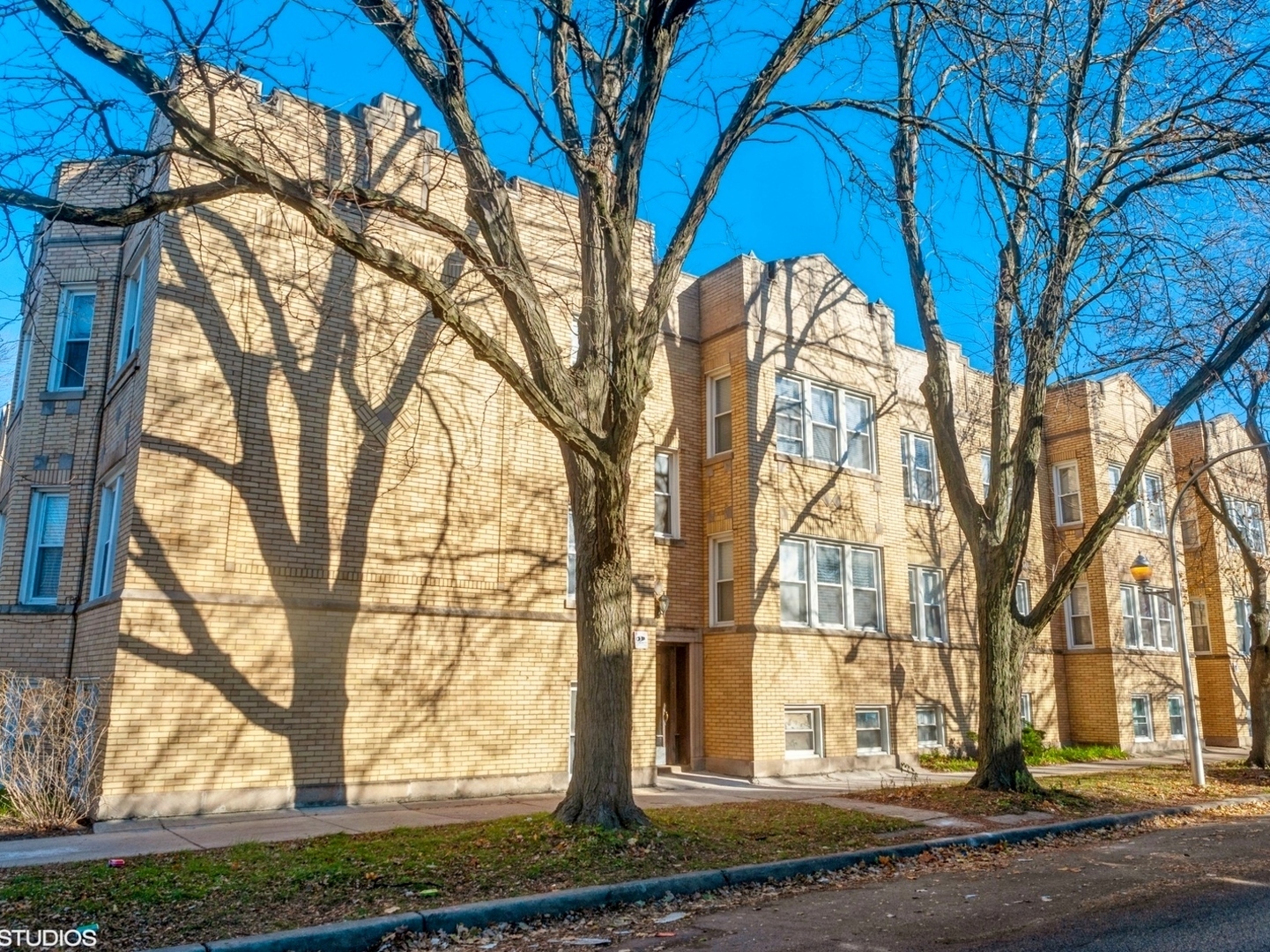 Property Photo: 4014 W Ainslie Street 2E IL 60630