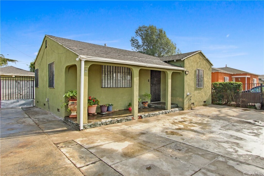 Property Photo:  2610 N Grandee Avenue  CA 90222 