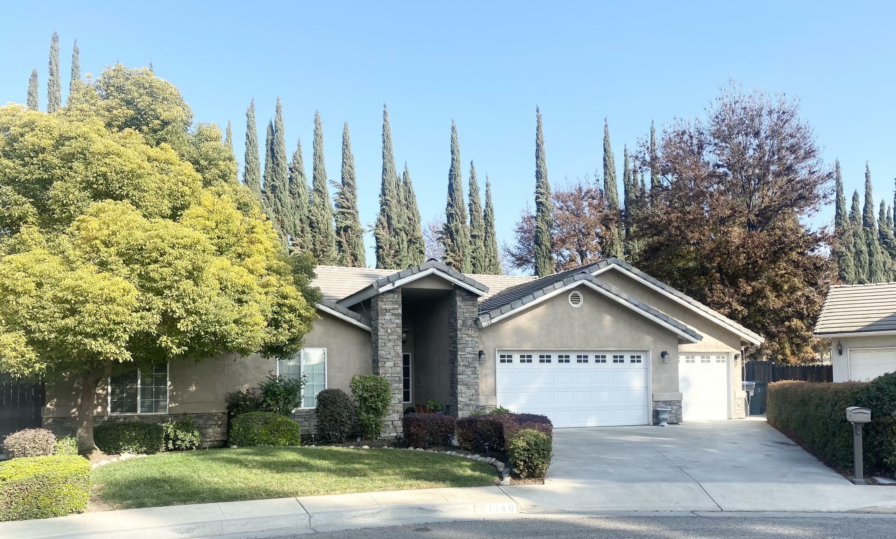 Property Photo:  1148 N Rova Court  CA 93291 