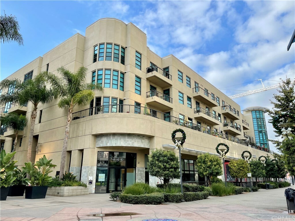 Property Photo: 133 The Promenade N 325 CA 90802