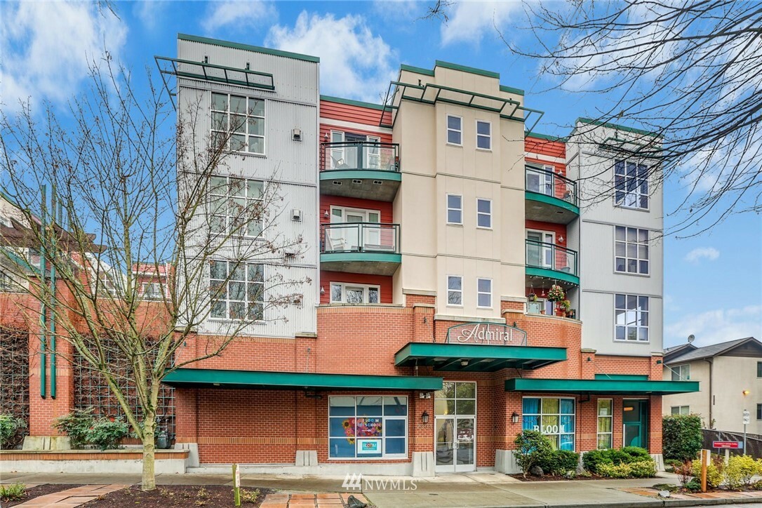 Property Photo: 2331 42nd Avenue SW 406 WA 98116