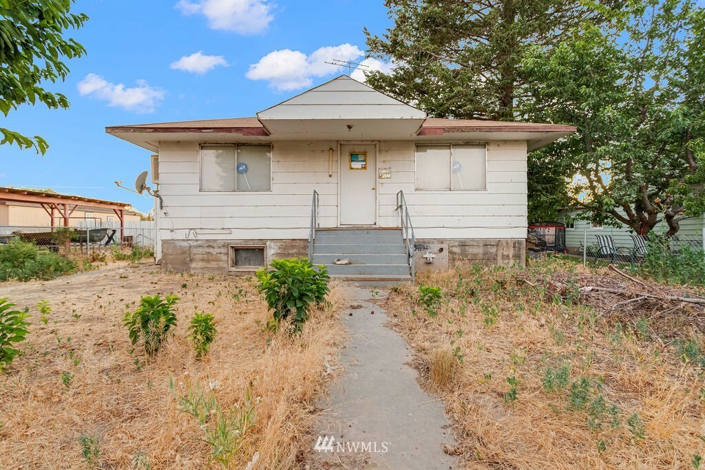 Property Photo:  413 Maple Street S  WA 98857 