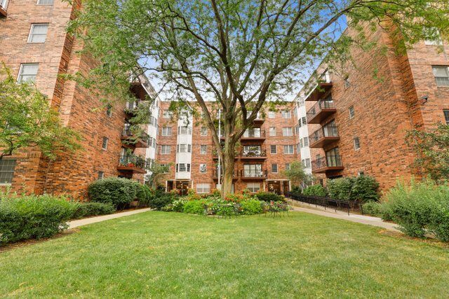 Property Photo: 1503 Oak Avenue 413 IL 60201