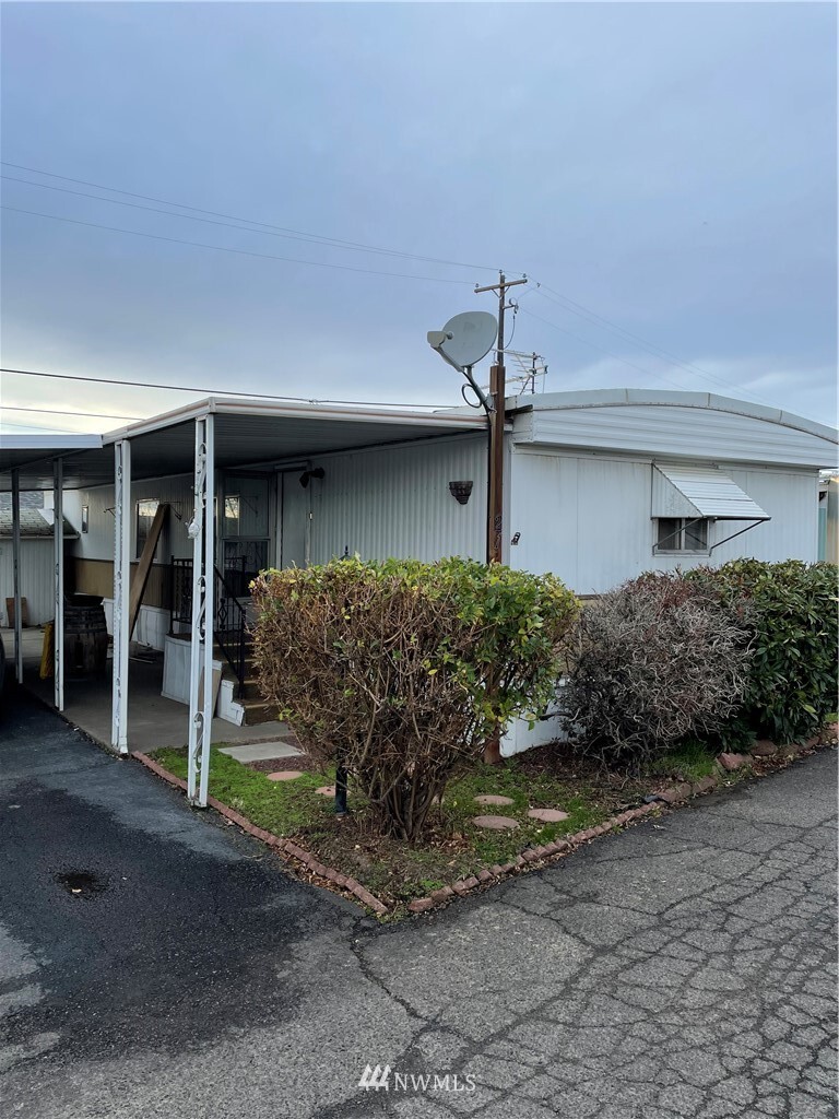 Property Photo: 2219 E Isaacs Avenue 21 WA 99362