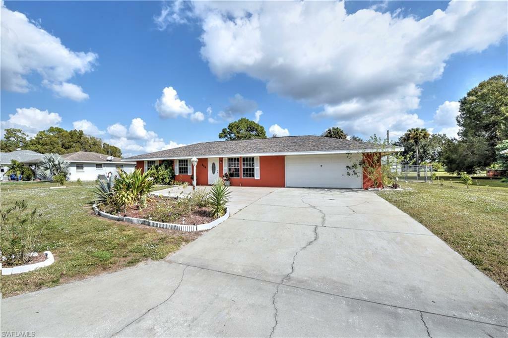 Property Photo:  204 Maple Avenue N  FL 33936 