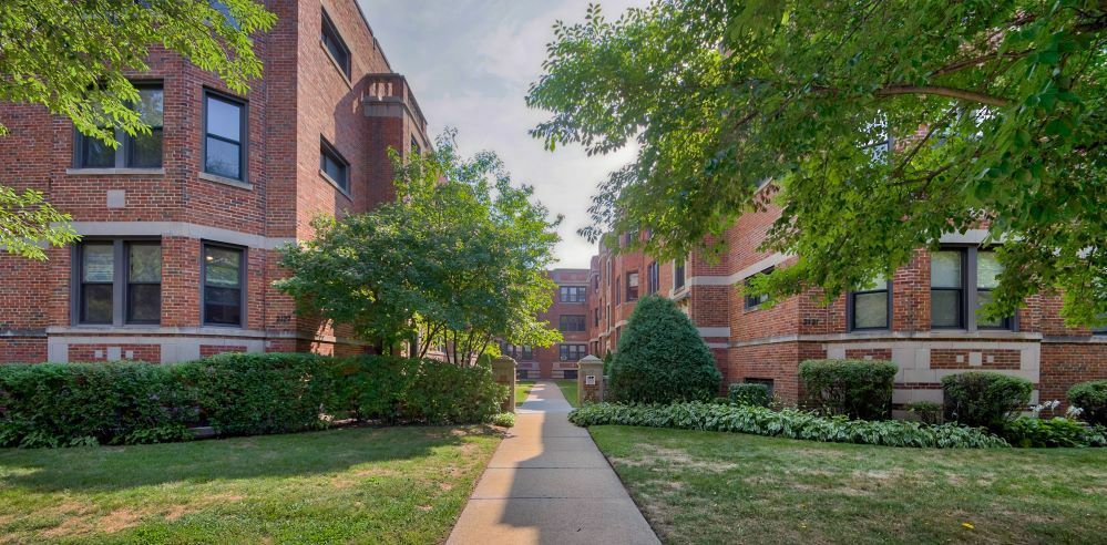 Property Photo: 2131 Ridge Avenue Gdn IL 60201