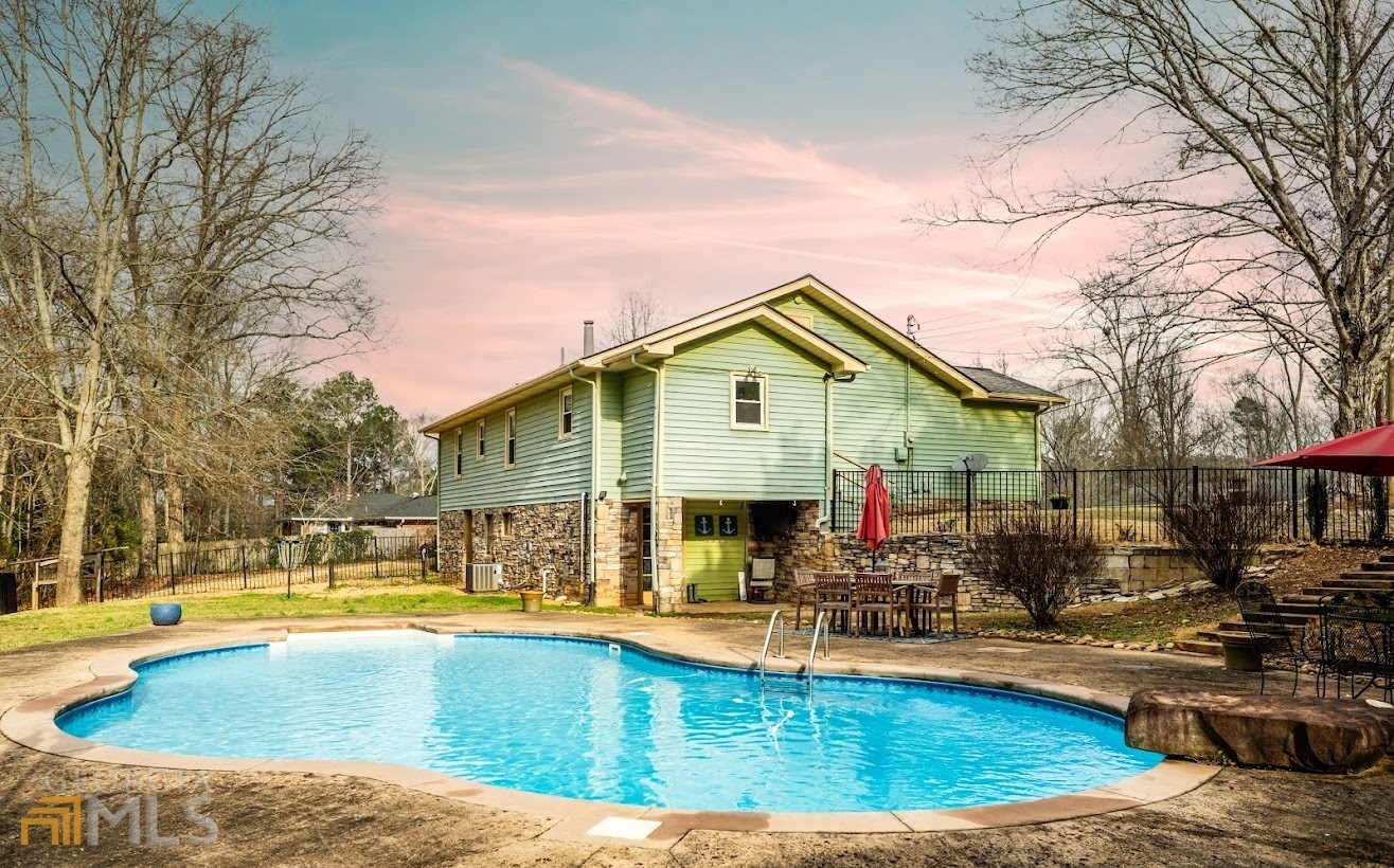 Property Photo: 406 Lakeview Drive GA 30110