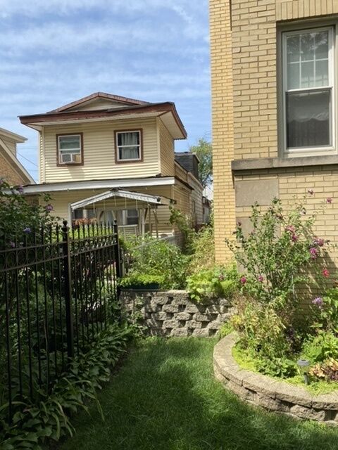 Property Photo: 4020 N Francisco Avenue IL 60618