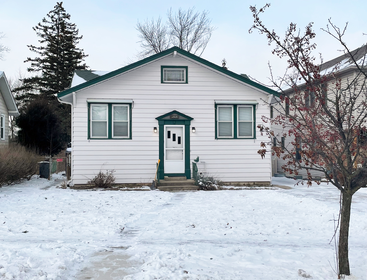 Property Photo:  234 E Kenilworth Avenue  IL 60181 