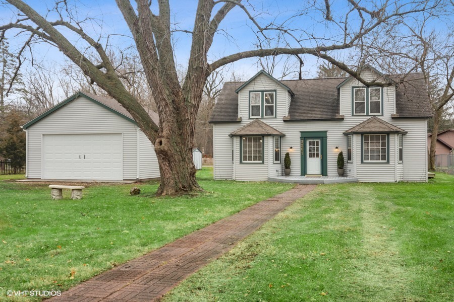 Property Photo:  3201 E Bend Drive  IL 60102 