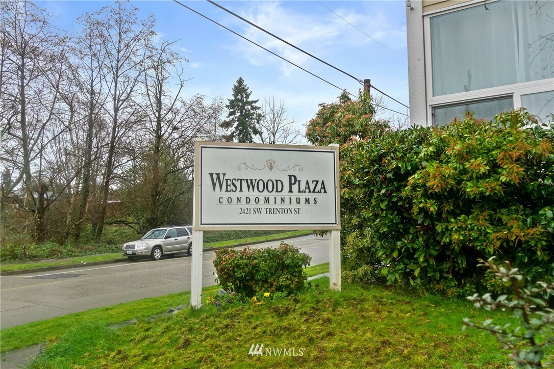 Property Photo:  2421 SW Trenton Street 105  WA 98106 