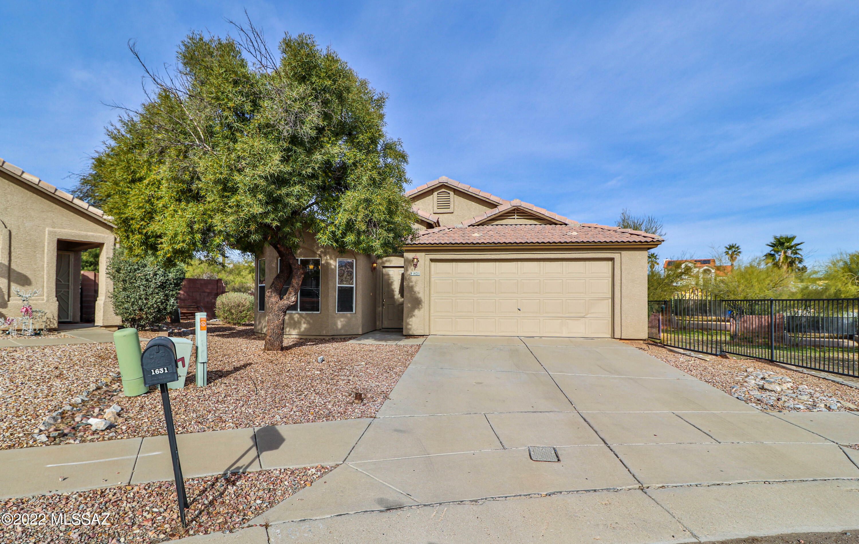 Property Photo: 1631 N Placita Colonia De Oro AZ 85745