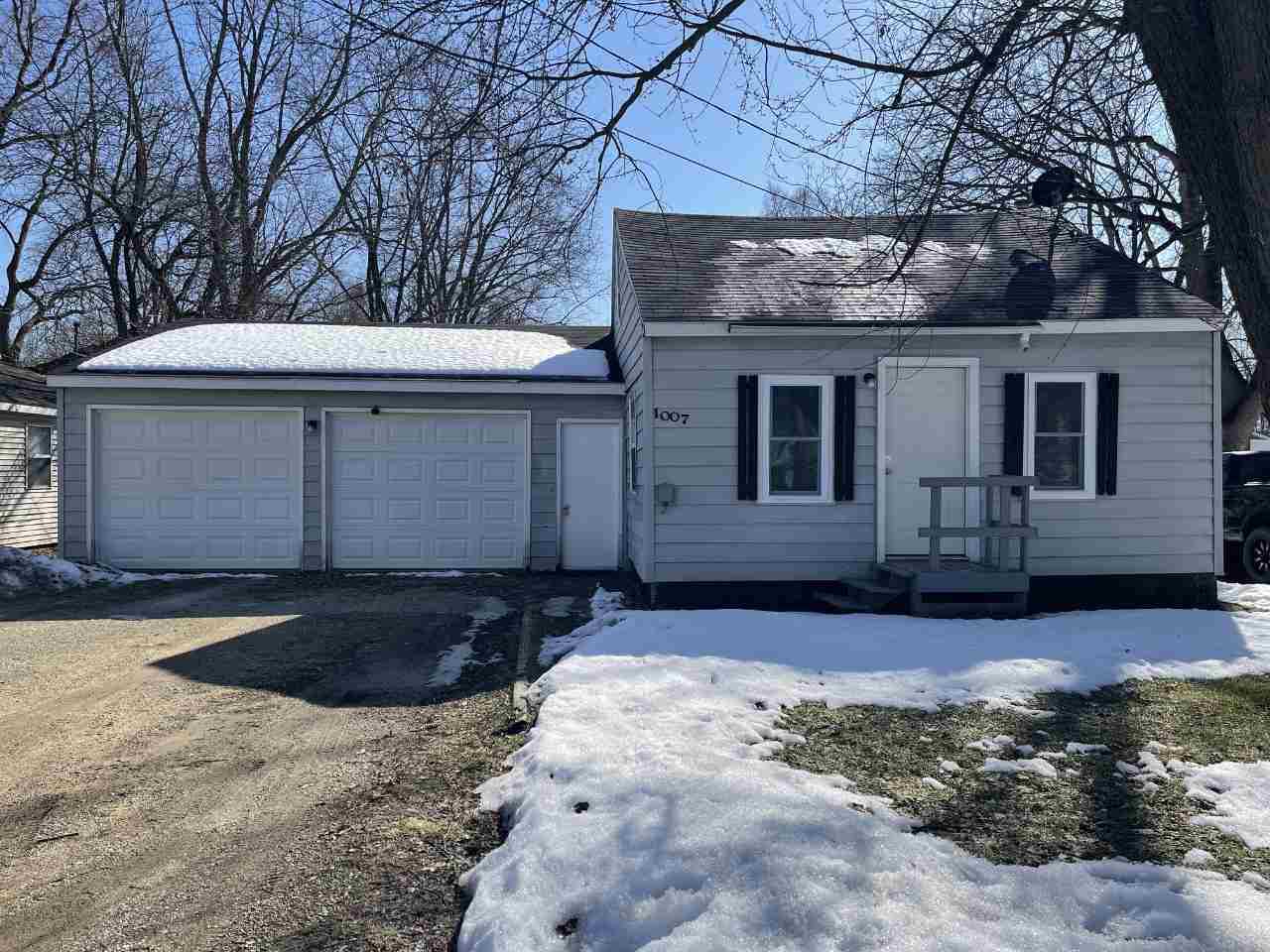 Property Photo:  1007 Arthur  MI 48858 