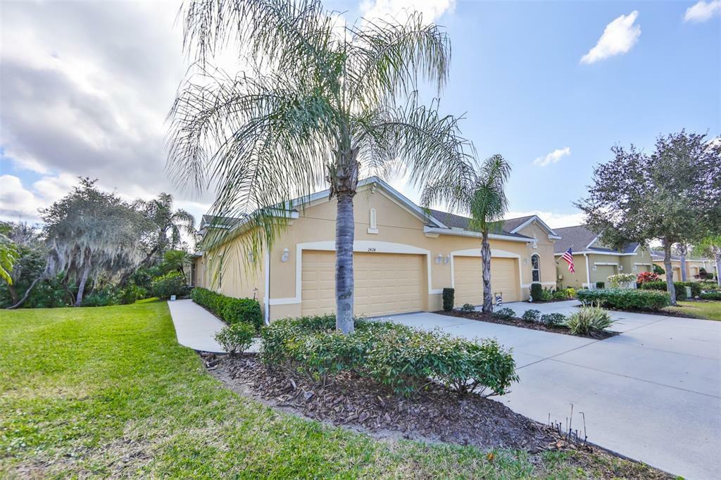 Property Photo:  2424 Nottingham Greens Drive  FL 33573 