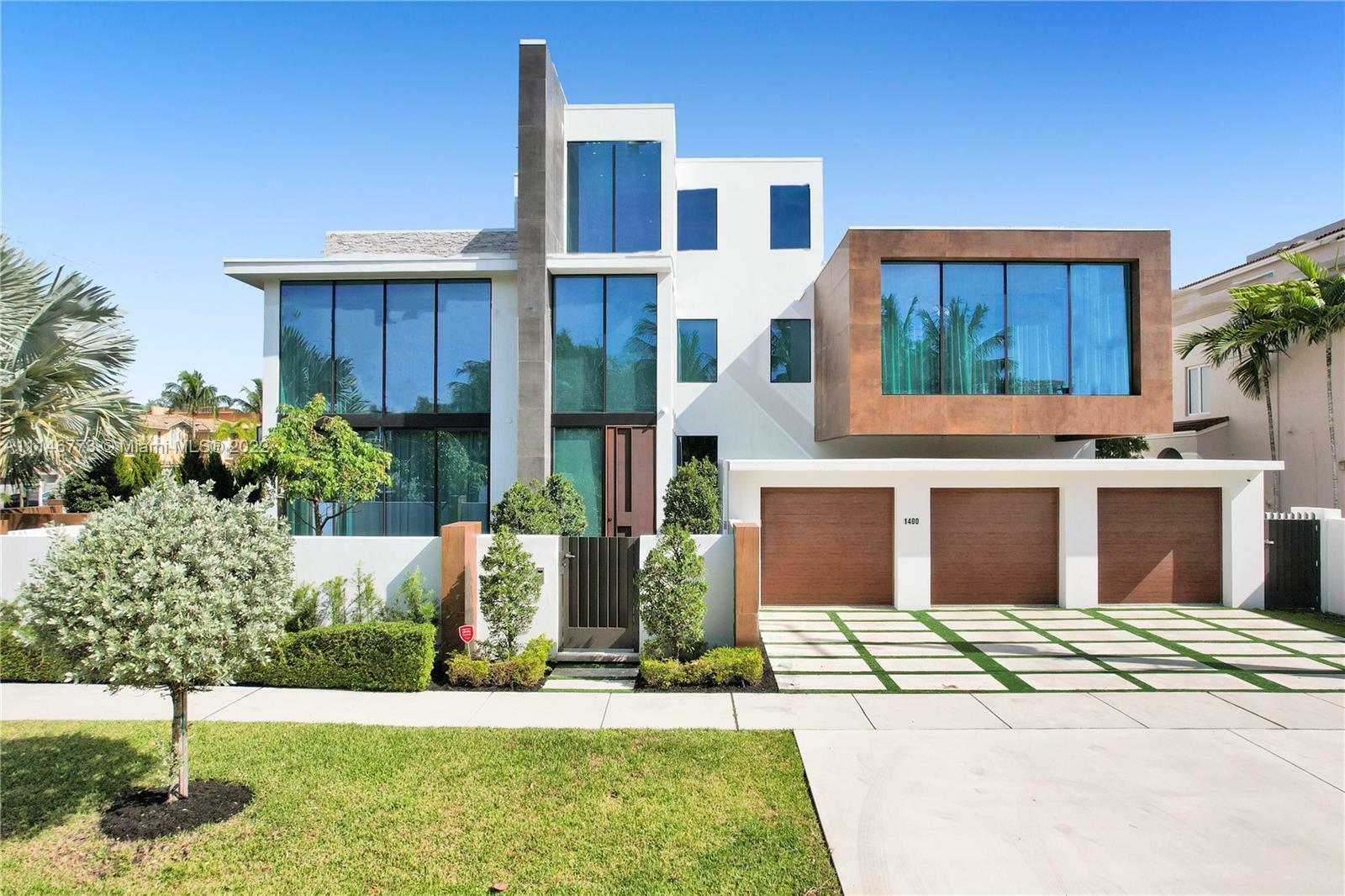 Property Photo: 1400 Bayview Dr FL 33304