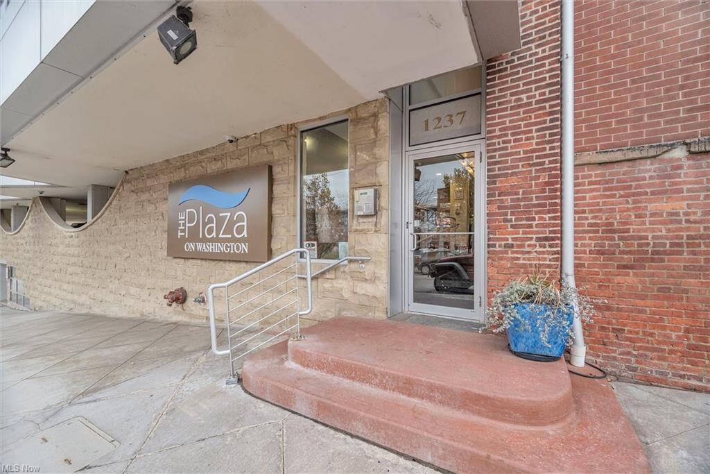 Property Photo:  1237 Washington Avenue 404  OH 44113 