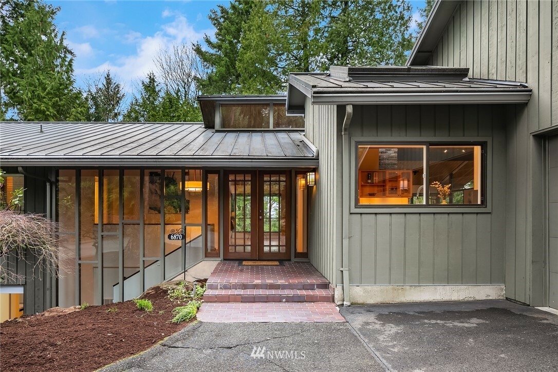 Property Photo:  6870 W Mercer Way  WA 98040 