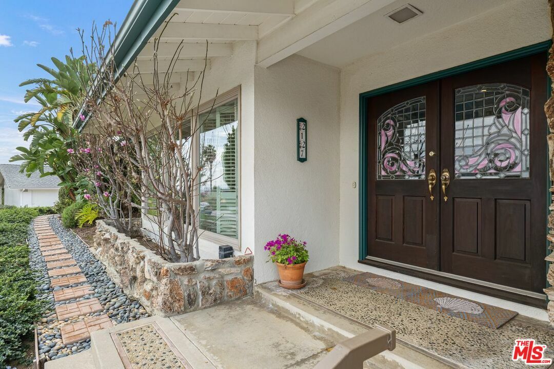 Property Photo:  2127   Banyan Dr  CA 90049 