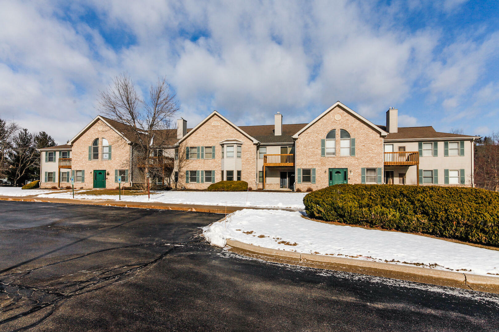 Property Photo:  906 Oconomowoc Pkwy  WI 53066 