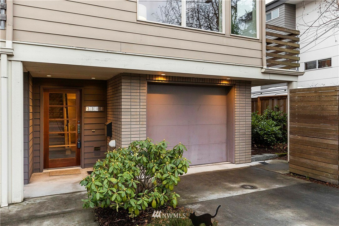 Property Photo:  2310 W Lynn Street  WA 98199 