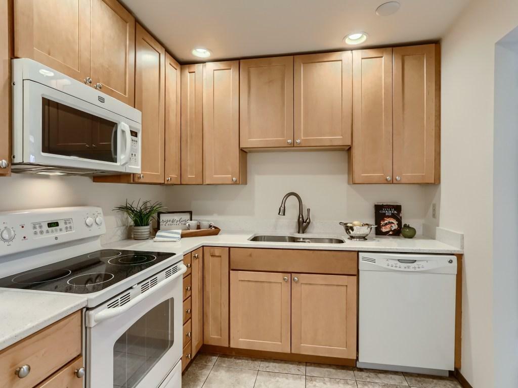 Property Photo:  4100 Parklawn Avenue 302  MN 55435 