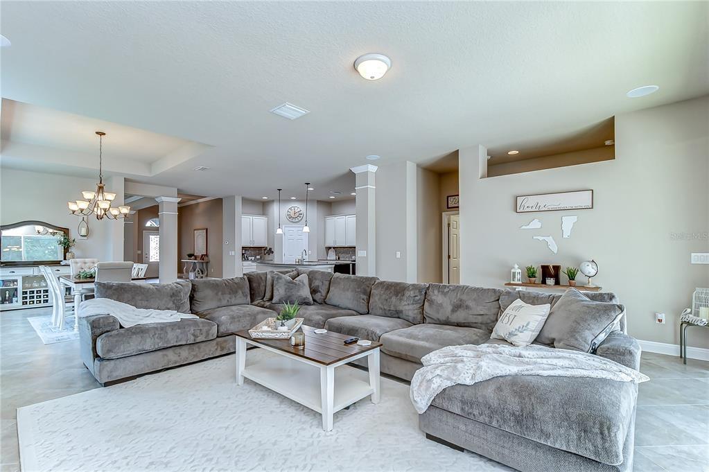 Property Photo: 1013 Tracey Ann Loop FL 33584