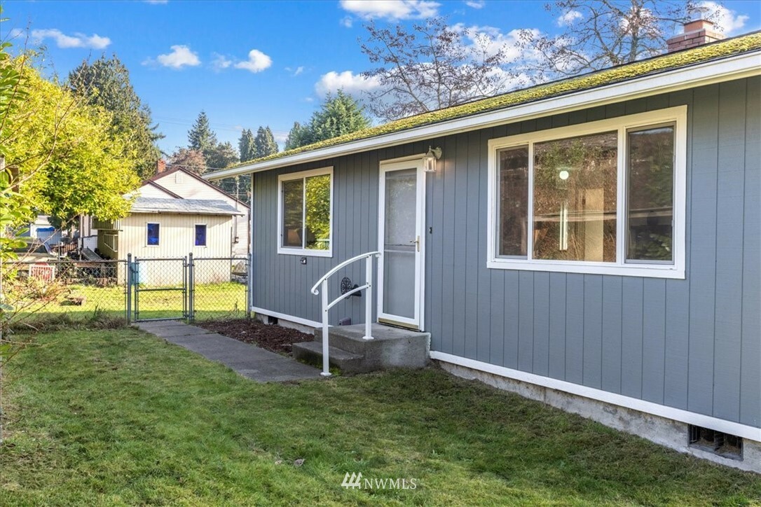 Property Photo:  10629 8th Avenue SW  WA 98146 