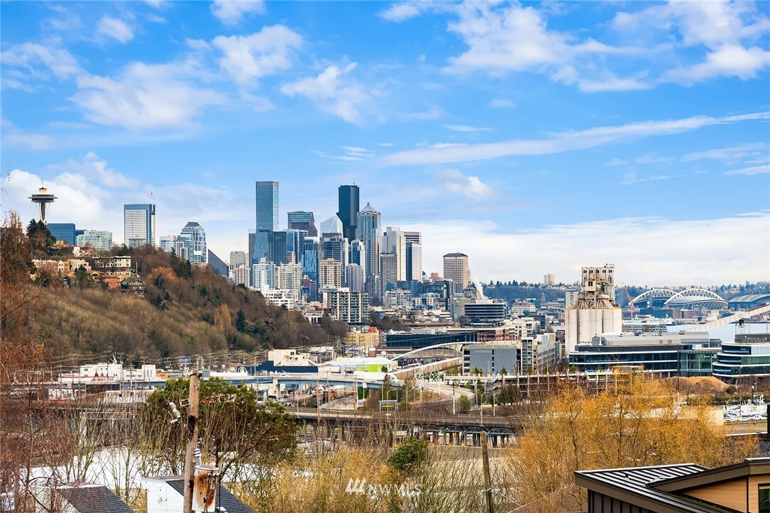 Property Photo: 2330 W Crockett Street 203 WA 98199