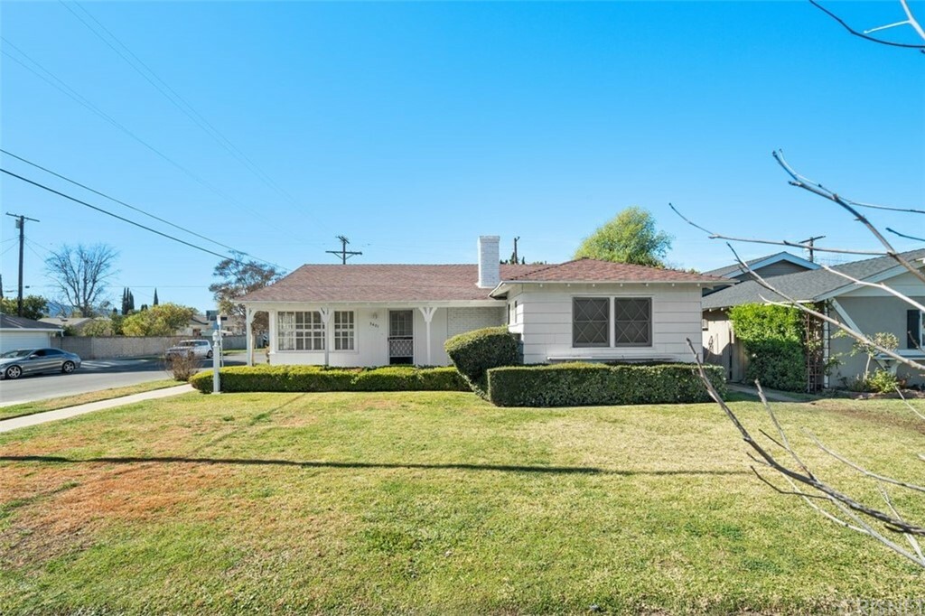Property Photo: 5401 Lemona Avenue CA 91411