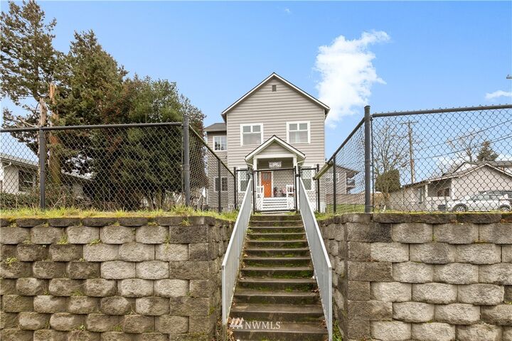 Property Photo:  906 E Marine View Drive  WA 98201 