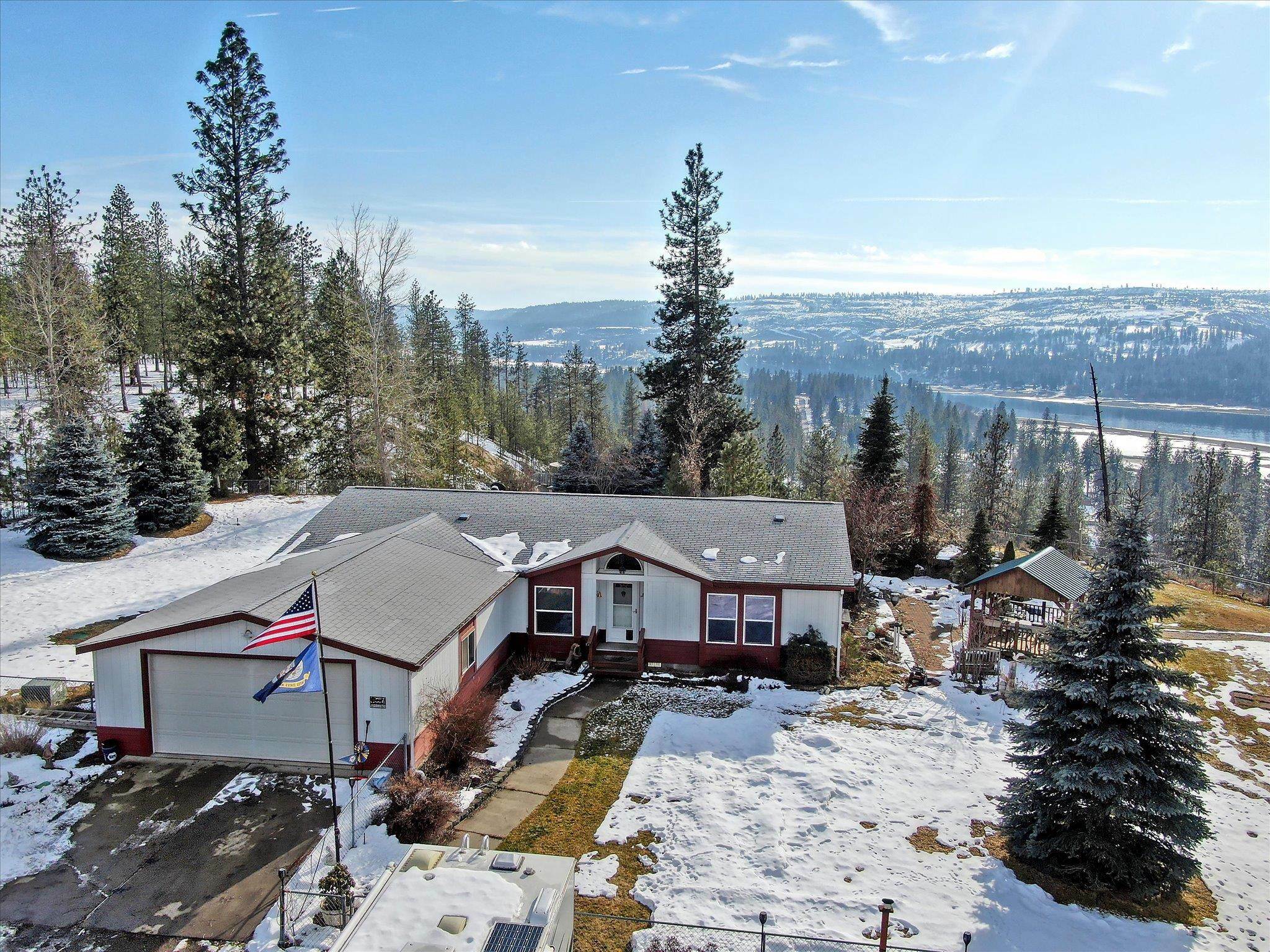 Property Photo:  6421B Lakeview Rd  WA 99026 