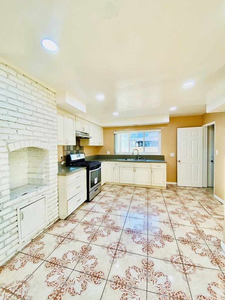 Property Photo:  2042 W Victoria Avenue  CA 92804 