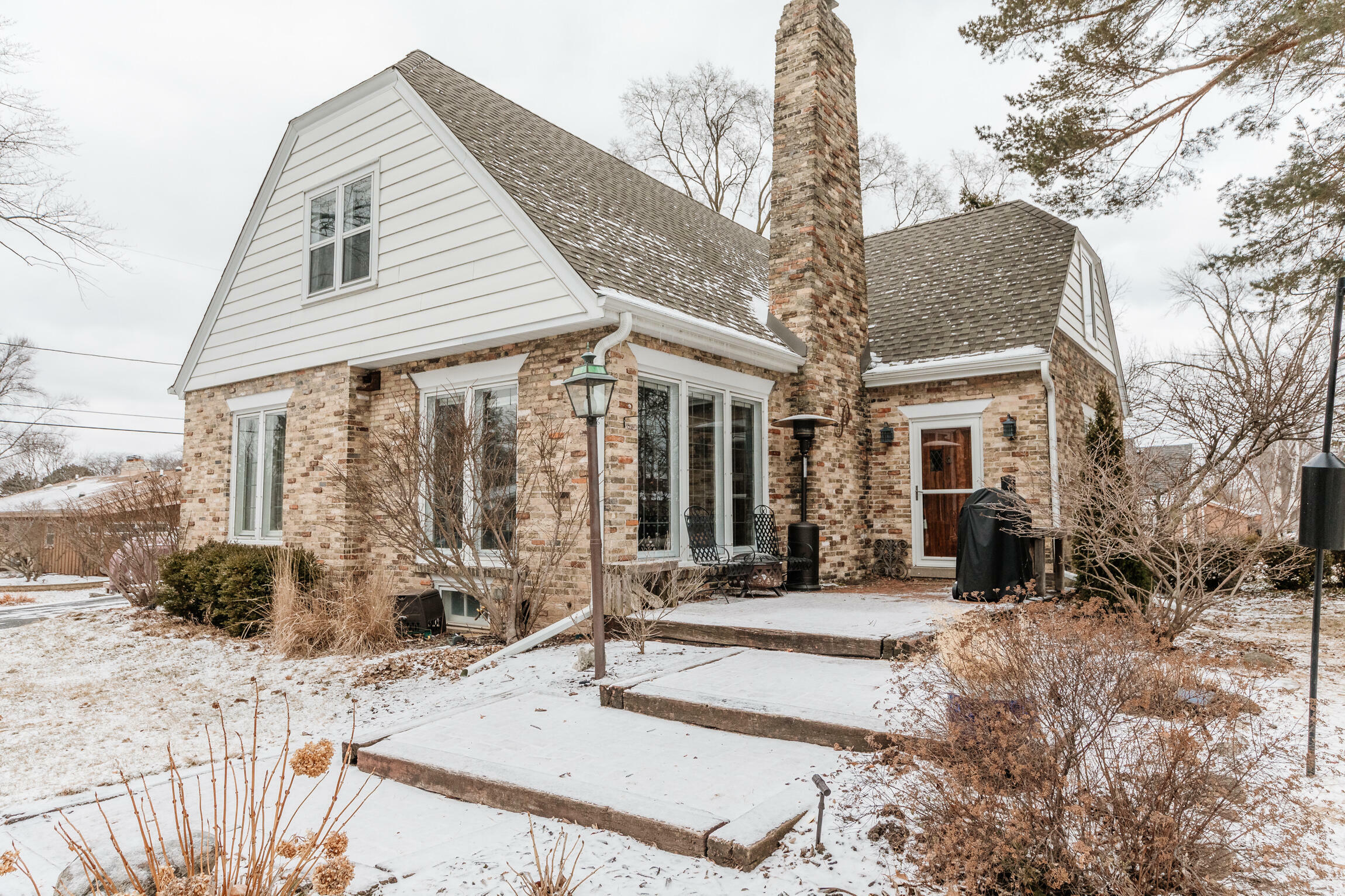 Property Photo:  202 W Willow Rd  WI 53217 