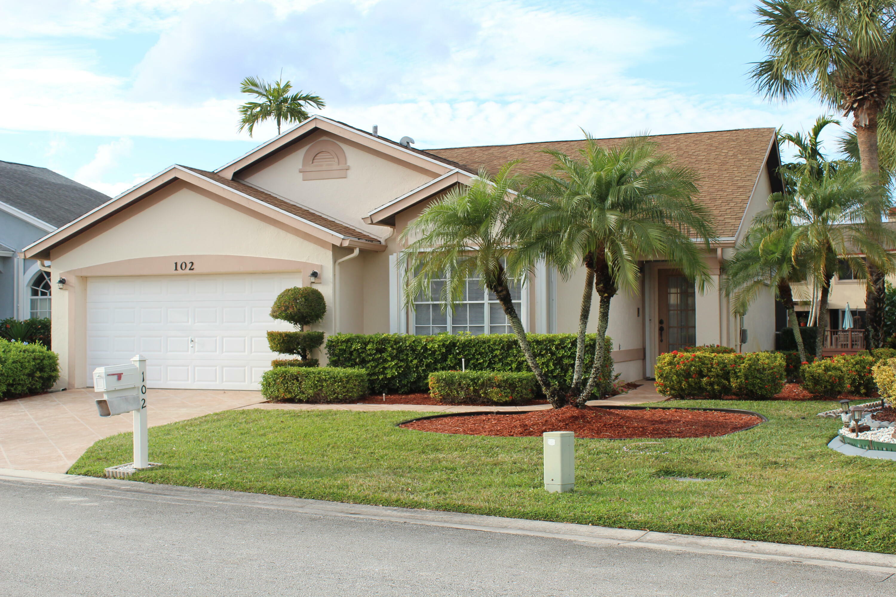 Property Photo:  102 Hammocks Court  FL 33413 